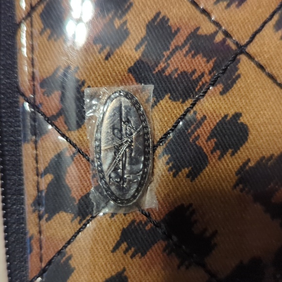 Donna Sharp Leopard Print Tote and Wallet Set - Picture 12 of 16